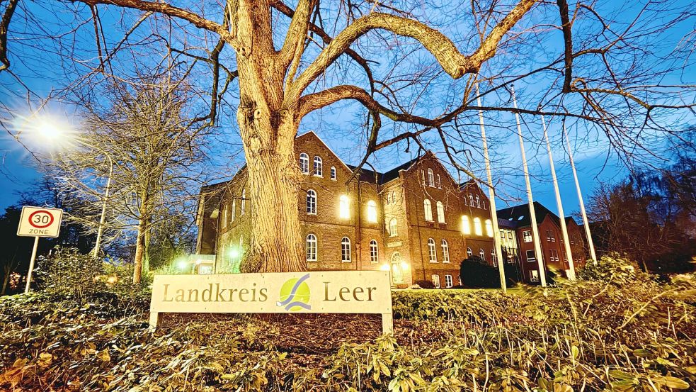 Wer soll künftig im Kreishaus in Leer bestimmen? Im September 2026 stehen die Landratswahlen bevor. Foto: Klaus Ortgies/Archiv