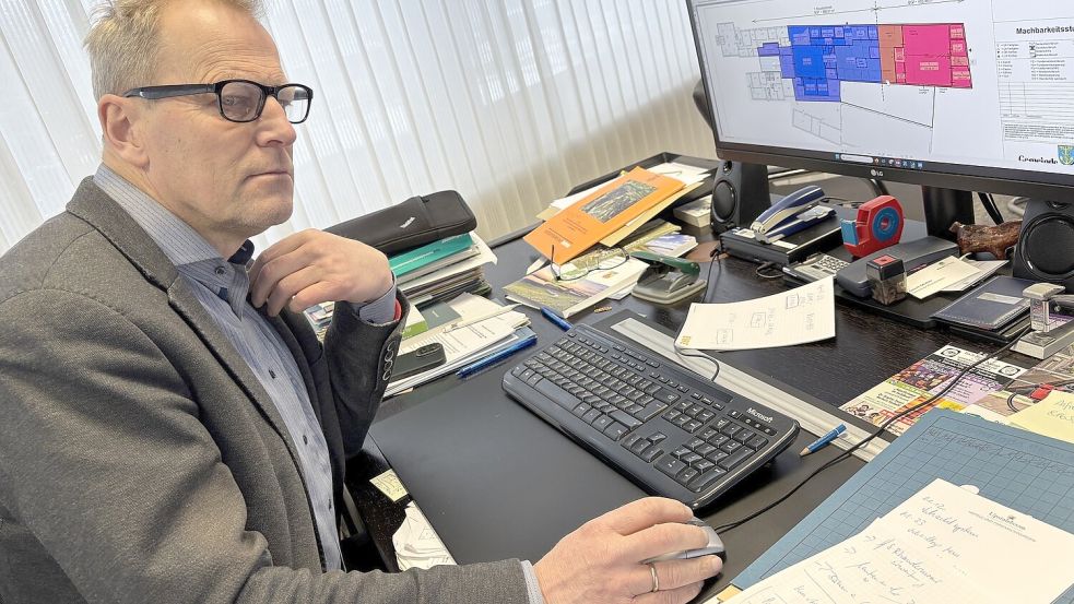 Rhauderfehns Bürgermeister Geert Müller mit dem Plan des Familienzentrums, das in Rhauderfehn entstehen soll. Dieses Vorhaben ist eines von mehreren, die von den Mitteln, die das Land verteilt, profitieren könnten. Foto: Marion Janßen/Archiv
