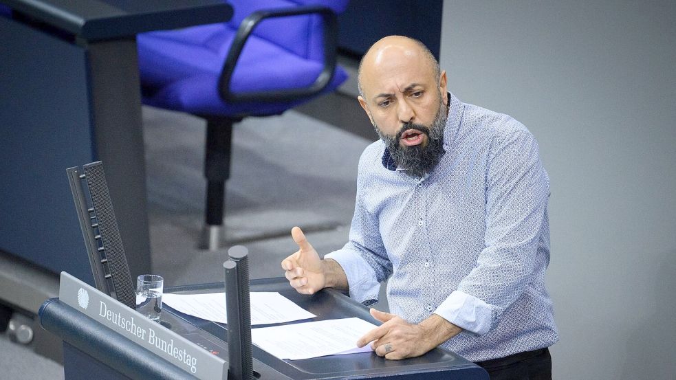 Ferat Kocak von der Linksfraktion hatte die Bundesregierung nach der Zahl der Anträge auf Wiedergutmachungseinbürgerung gefragt. (Archivbild) Foto: Bernd von Jutrczenka/dpa