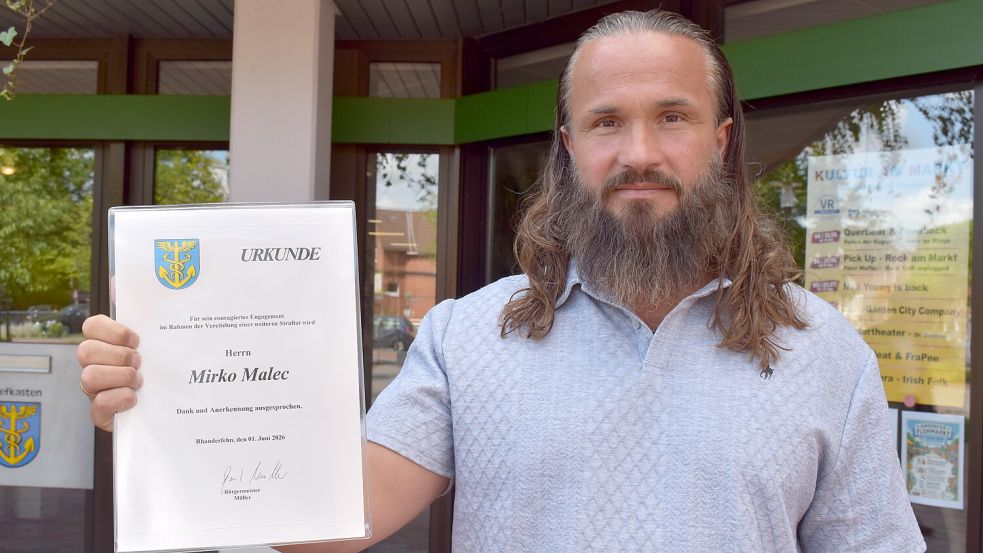 Der Rhauderfehner Mirko Malec ist für seine Zivilcourage von Bürgermeister Geert Müller geehrt worden. Foto: Henrik Zein