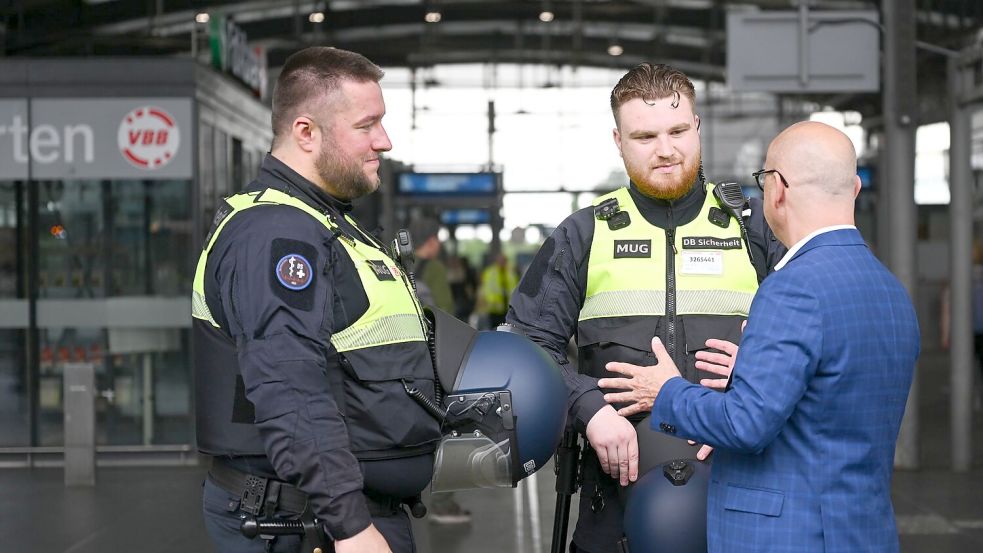 Die Schutzhelme können an der Uniform befestigt und sollen erst aufgesetzt werden, wenn eine Situation zu eskalieren droht. Foto: Britta Pedersen/dpa