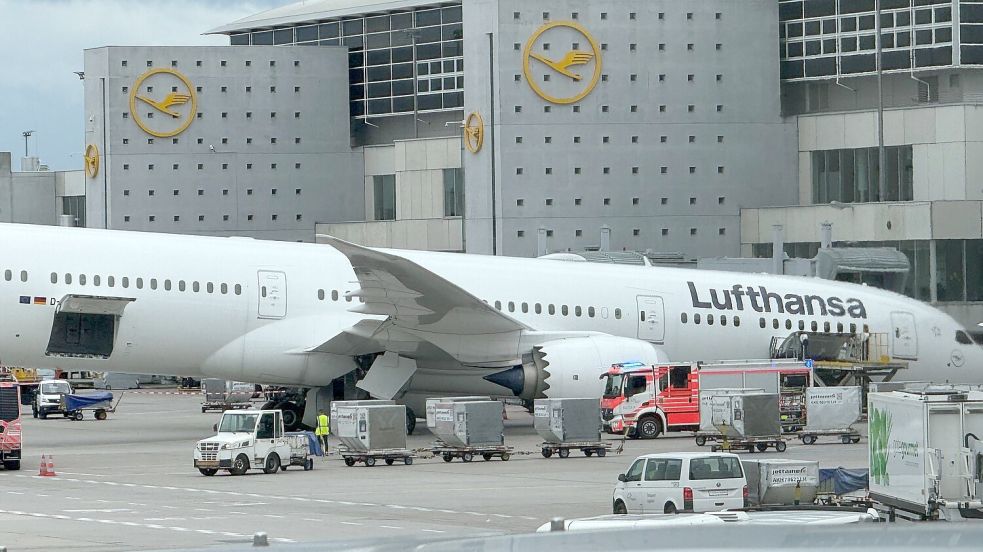 Das Flugzeug soll jetzt untersucht werden. Foto: Mike Seeboth