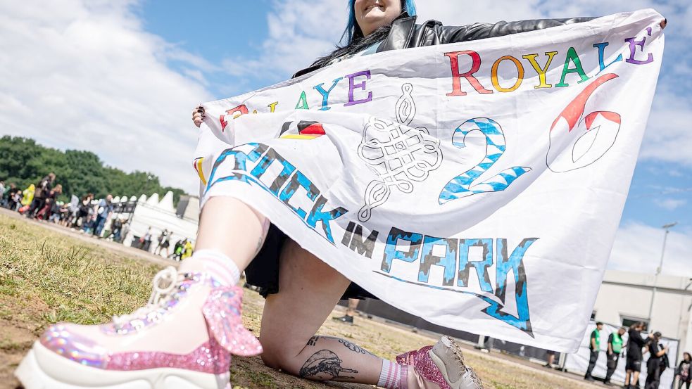 Ausgefallene Hüte und Outfits sind für viele Musikfans ein Muss. Foto: Daniel Karmann