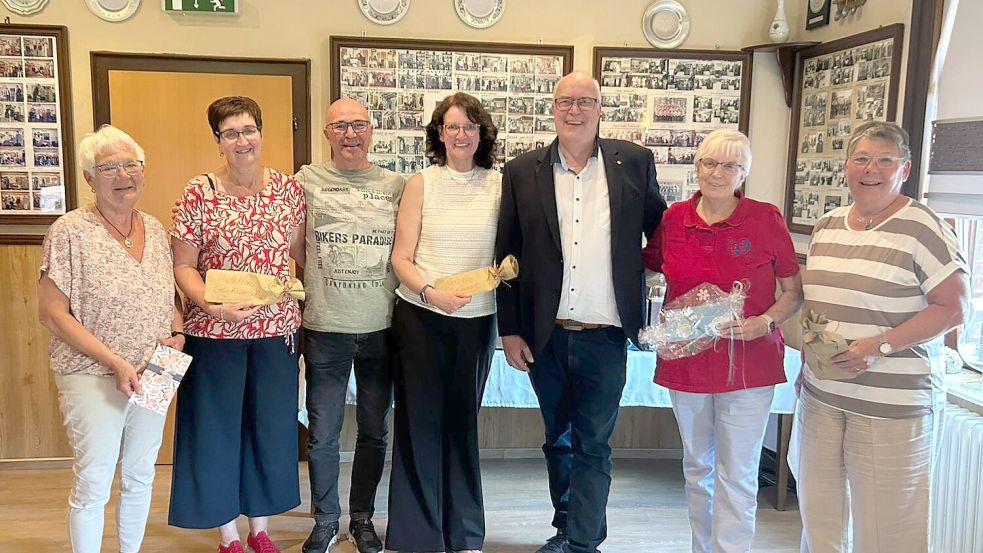 Die geehrten stellten sich für ein Foto auf: Hannelore Meyer (von links), Hannelore und Lutz Jung, Heidi und Heinz Wiemers, Marianne Wiemers und Anna-Gerda Bluhm. Foto: Tine Klaaßen
