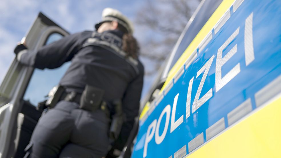 Die Polizei ermittelt in Emden wegen potenzieller Kindesentführung. Foto: Marijan Murat/dpa