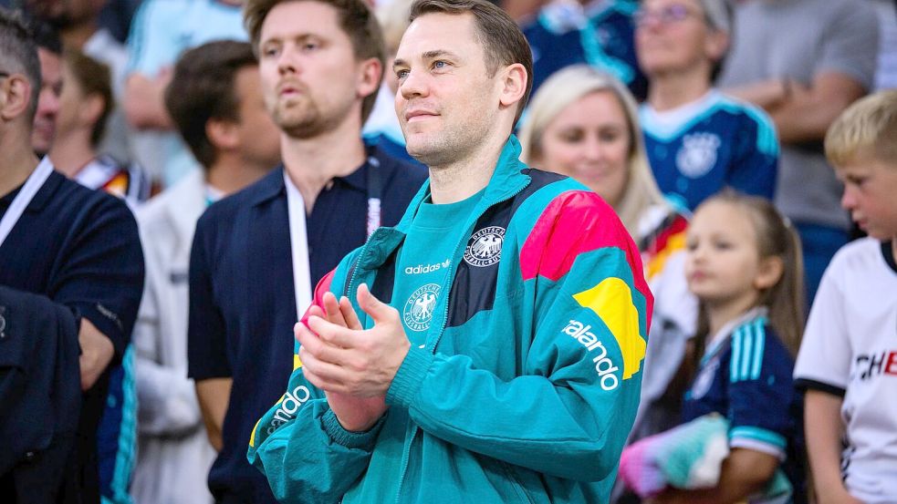 Manuel Neuer schaut beim Testspiel der DFB-Elf zu. (Archivbild) Foto: Tom Weller