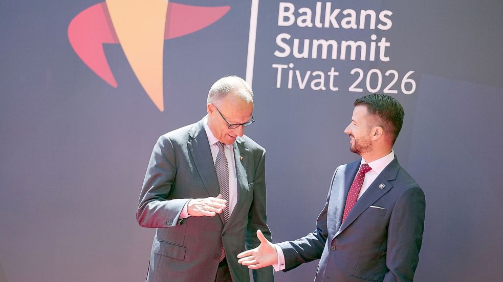 Montenegros Präsident Jakov Milatovic (r) kann darauf hoffen, dass sein Land bald der EU beitreten kann. Kanzler Merz ist für eine zügige EU-Erweiterung offen. Foto: Kay Nietfeld/dpa