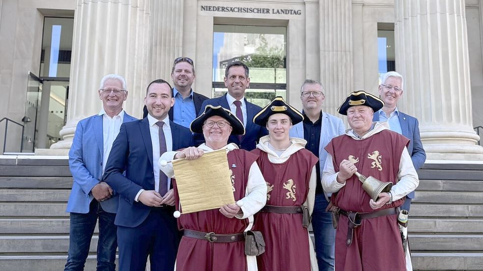 Das Gruppenbild auf der Landtagstreppe zeigt (von links) Ihrhoves Ortsbürgermeister Beene Oldigs, den Landtagsabgeordneten Nico Bloem, Marktmeister Holger Schütte, Herold Uwe Pruin, Ministerpräsident Olaf Lies, Herold Joosten de Vries, Westoverledingens Bürgermeister Theo Douwes, Herold Heino Veenekamp und Landrat Matthias Groote. Foto: Privat
