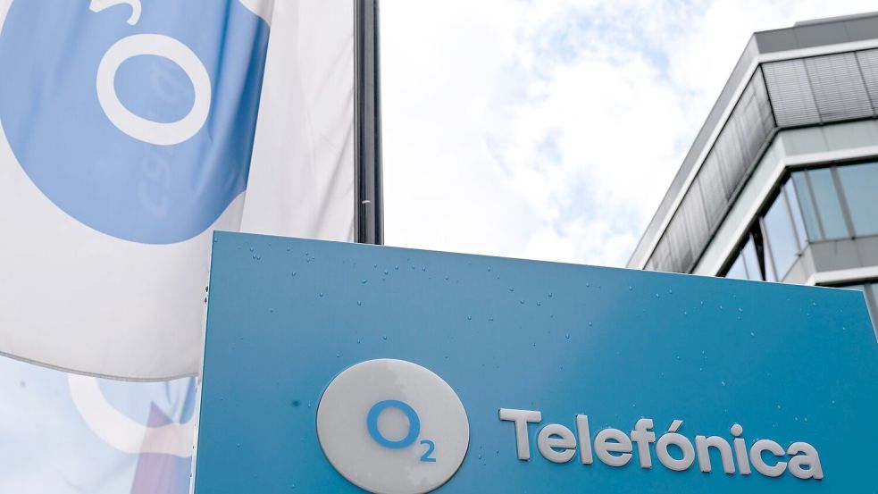 Das O2-Logo samt Fahnen ist vor dem Düsseldorfer Standort der Firma zu sehen - früher war in dem Gebäude die E-Plus-Zentrale, 2014 schluckte O2 den Wettbewerber. Foto: Wolf von Dewitz/dpa