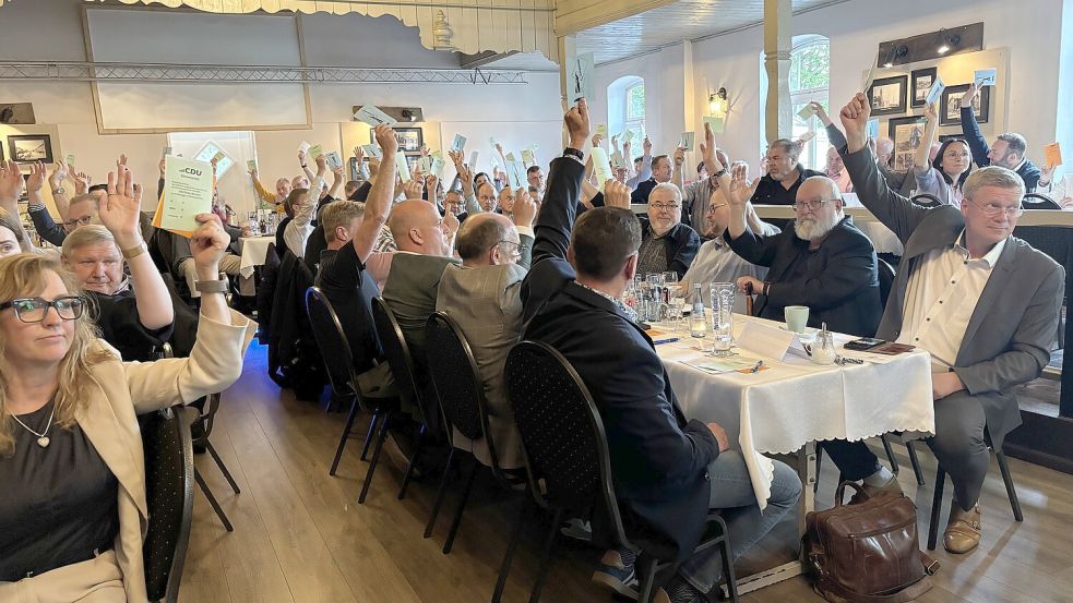 Die Mitglieder der CDU im Landkreis Leer haben sich einstimmig hinter den Vorstandbeschluss gestellt, den unabhängigen Landratskandidaten Olaf Bade zu unterstützen. Foto: Oliver Bär