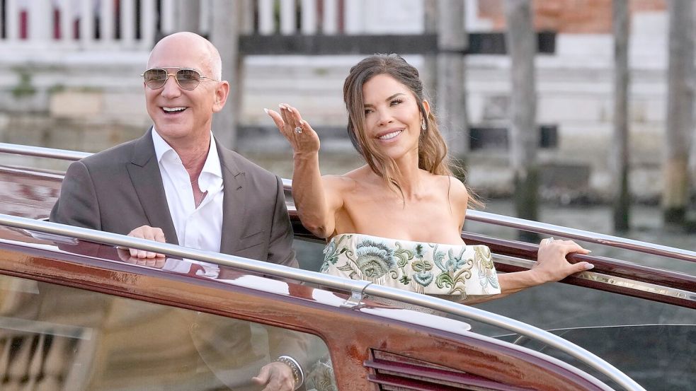 Vor einem Jahr heirateten Amazon-Milliardär Jeff Bezos und Laura Sánchez in Venedig. (Archivbild) Foto: Luca Bruno/AP/dpa