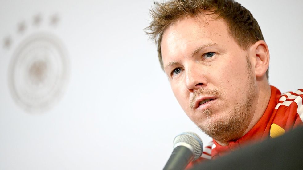 Musste Lennart Karl trösten: Bundestrainer Julian Nagelsmann Foto: Federico Gambarini/dpa