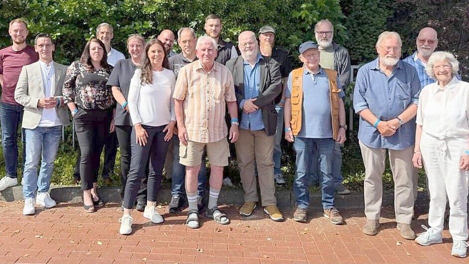 Kandidaten und Vorstandsmitglieder (von rechts): Julia Eggert, Rolf-Dieter Hohmann, Erhard Eggert, Ralf Freeks, Pieter von der Spa, Michael Kolkmann, Robert Mönnigmann, Jannik Körte, Max Klimpel, Lars Grünwald, Thomas van der Vight, Anja Arndt, Gabi Heidorn, Arno Arndt, Sandra Kösters-Erfeling, Christian Lenz und Andreas Jungeblut. Es fehlen: Maria Pirrung und Jörn Marschner. Foto: AfD-Kreisverband Ostfriesland