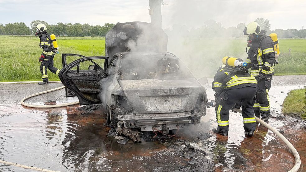 Der Wagen war auf einer Einfahrt in Brand geraten. Foto: Simon Rieks/Feuerwehr Middels
