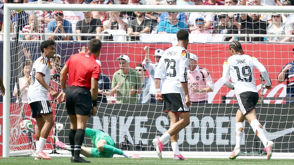 Leroy Sané (r) bei seinem Siegtor mit dem starken linken Fuß. Foto: Christian Charisius/dpa