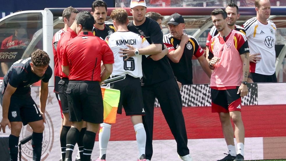 Julian Nagelsmann bedankt sich bei Joshua Kimmich. Foto: Christian Charisius/dpa