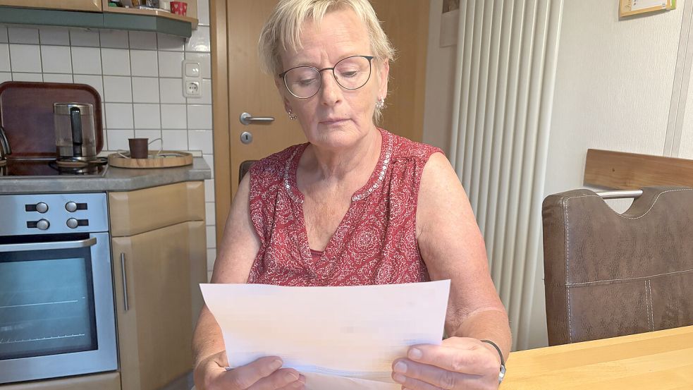 Die Ihrhoverin Elke Curbach liest sich noch einmal den Unfallbericht des Krankenhauses durch. Foto: Carsten Ammermann