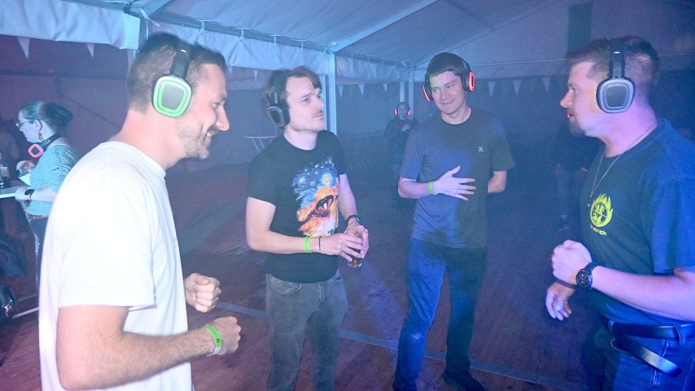 Diese Gäste hatten bei der „Silent-Party“ sichtlich Spaß. Foto: Holger Weers