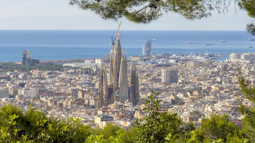 Das imposante, aber ewige Bauprojekt Sagrada Familia von Antoni Gaudí inmitten von Barcelona. Foto: IMAGO/Vincent Isore