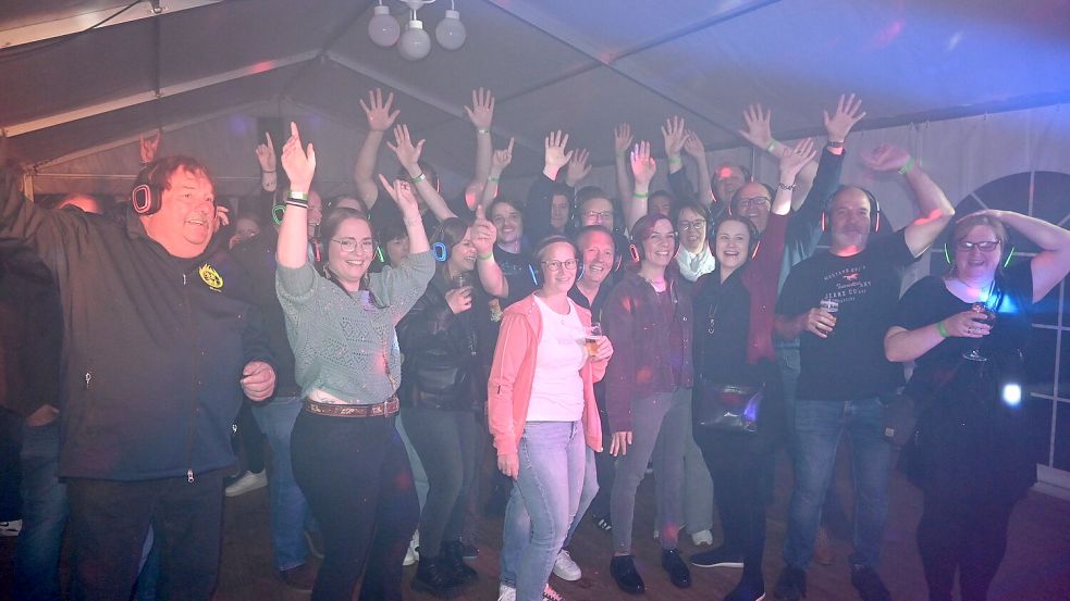 Die Stimmung im Zelt war top, trotz Musik vom Kopfhörer. Für jeden Geschmack war etwas dabei. Foto: Holger Weers