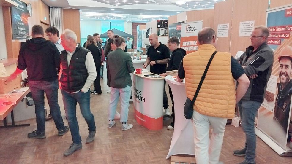 Eine Messe zum Thema „Gebäudesanierung und Energie“ veranstaltet die Gemeinde an diesem Sonntag, 7. Juni. Viele Interessierte informieren sich aktuell vor Ort. Foto: Clarissa Scherzer