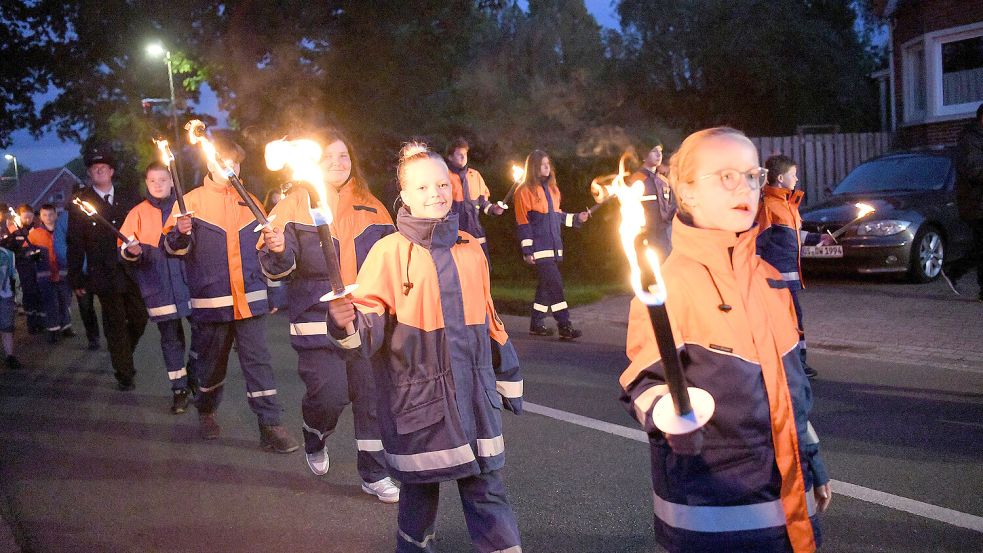 Auch der Fackelumzug gehörte zum Feuerwehrfest in Hatshausen. Foto: Melchert Stromann