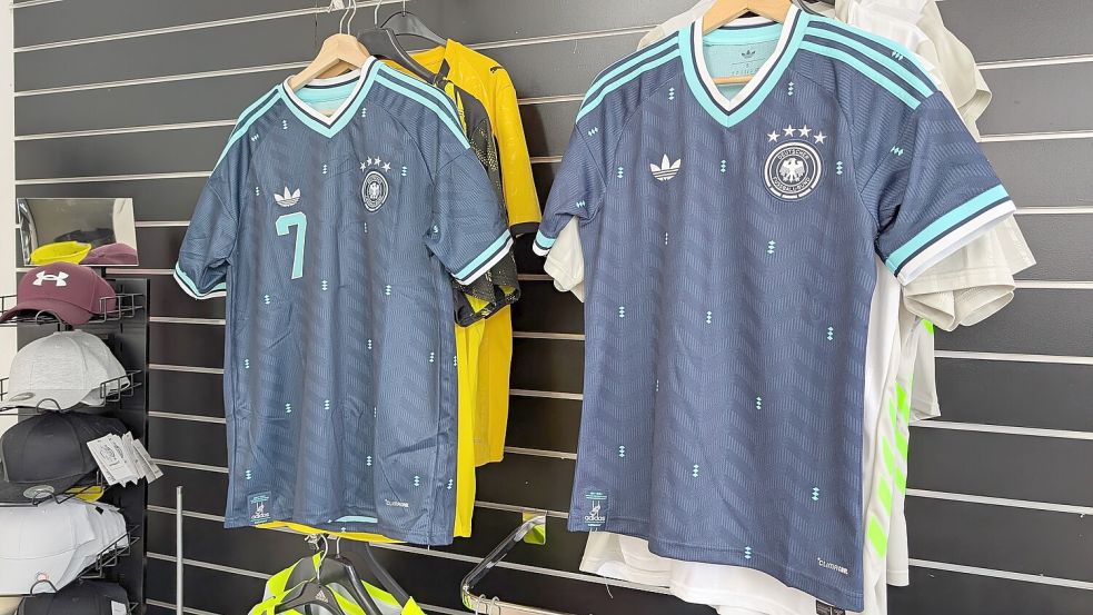 Das linke Trikot ist eine Fälschung, das rechte ein Original von Adidas. Die Unterschiede sind auf den ersten Blick kaum erkennbar. Foto: Karsten Lübben
