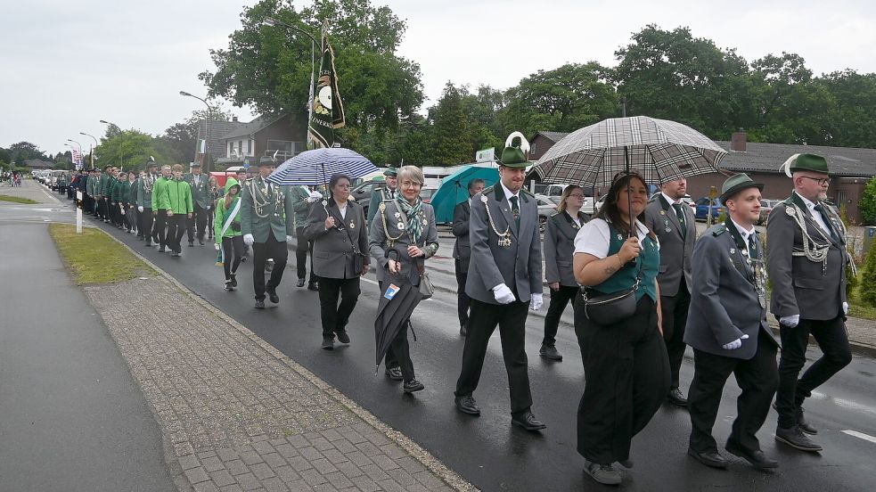 Aufgrund der Regenfälle machte sich der 238 Personen starke Umzug erst 45 Minuten später als geplant auf seinen Marsch durch das Dorf. Foto: Holger Weers