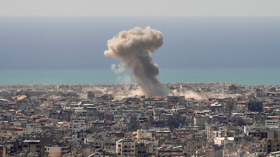 Israel hat die Angriffe in Beiruts Vororten seit einer offiziellen Waffenruhe im April eigentlich reduziert. (Archivbild) Foto: Hassan Ammar/AP/dpa