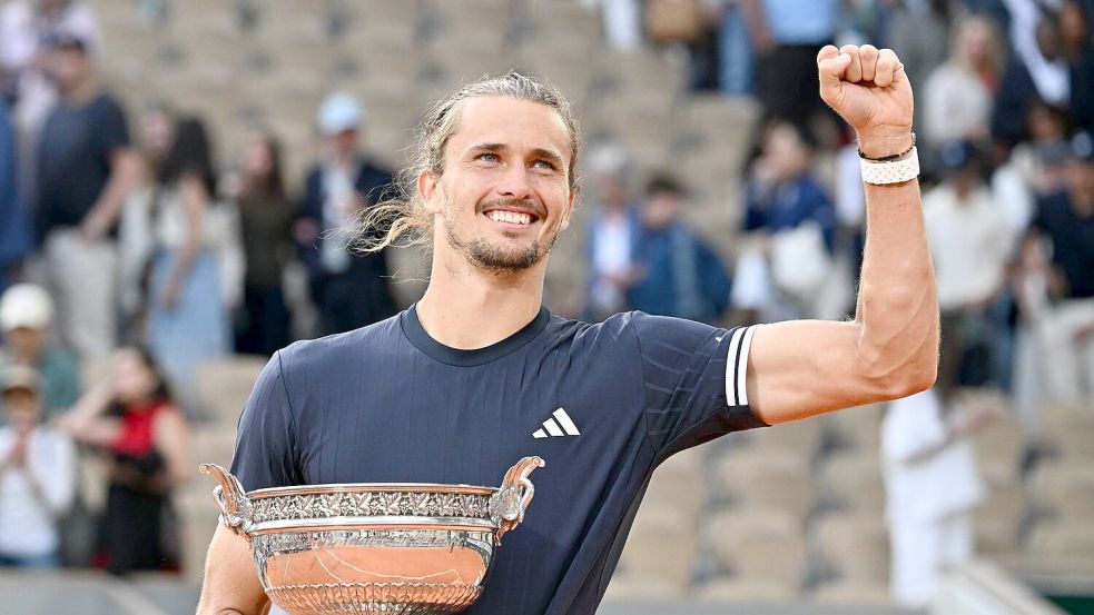 Alexander Zverev jubelt mit dem Pokal für den French-Open-Sieg in den Händen Foto: Emma Da Silva