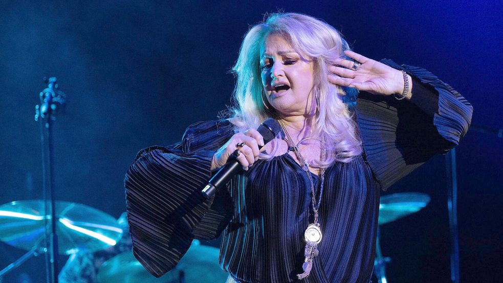 Ihre Fans hoffen, dass Bonnie Tyler bald wieder auf der Bühne steht. (Archivbild) Foto: Sebastian Gollnow