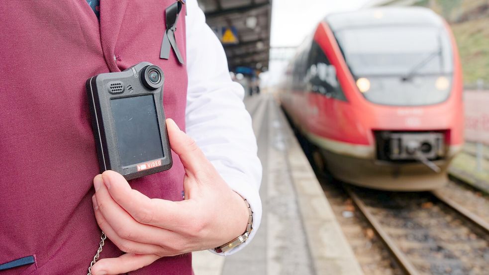 Rund ein Drittel der Kundenbetreuer bei der Deutschen Bahn haben sich eine Bodycam aushändigen lassen. (Symbolbild) Foto: Uwe Anspach