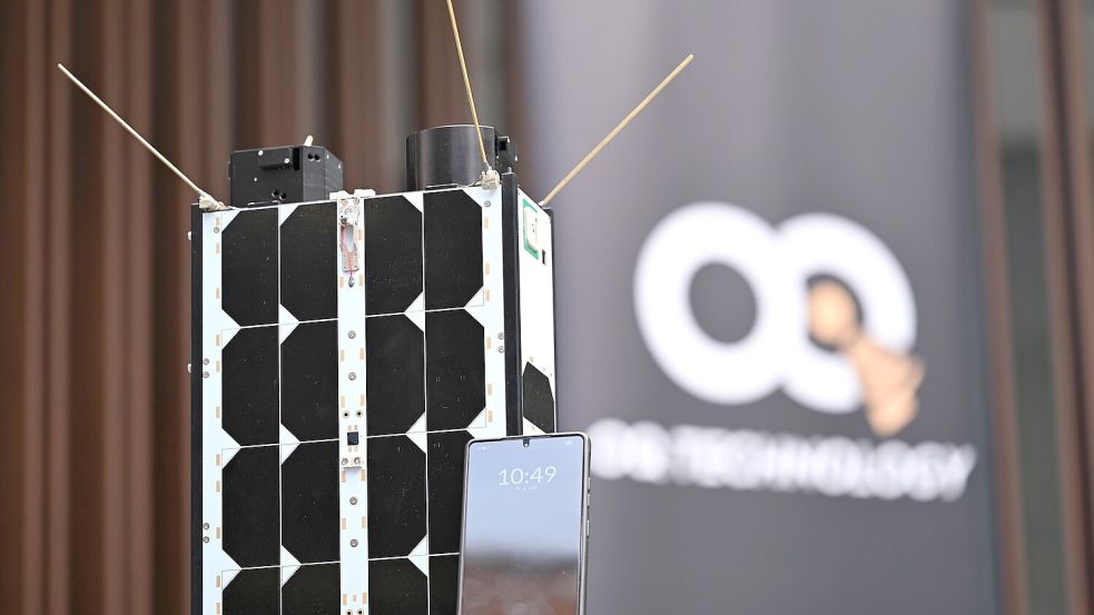 Das Modell eines Satelliten, der in echt gleich groß ist - also ziemlich klein, grob gesagt so groß wie ein Schuhkarton. Foto: Wolf von Dewitz/dpa