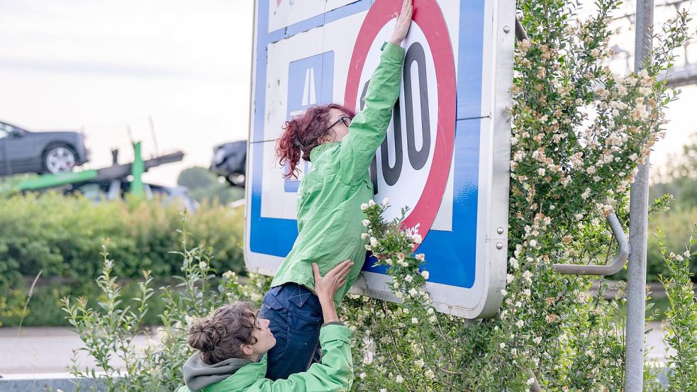 Weg mit der blauen unverbindlichen Zahl 130, die für die Richtgeschwindigkeit steht, und rauf mit dem 100-Stundenkilometer-Tempolimit. Foto: Benjamin Westhoff