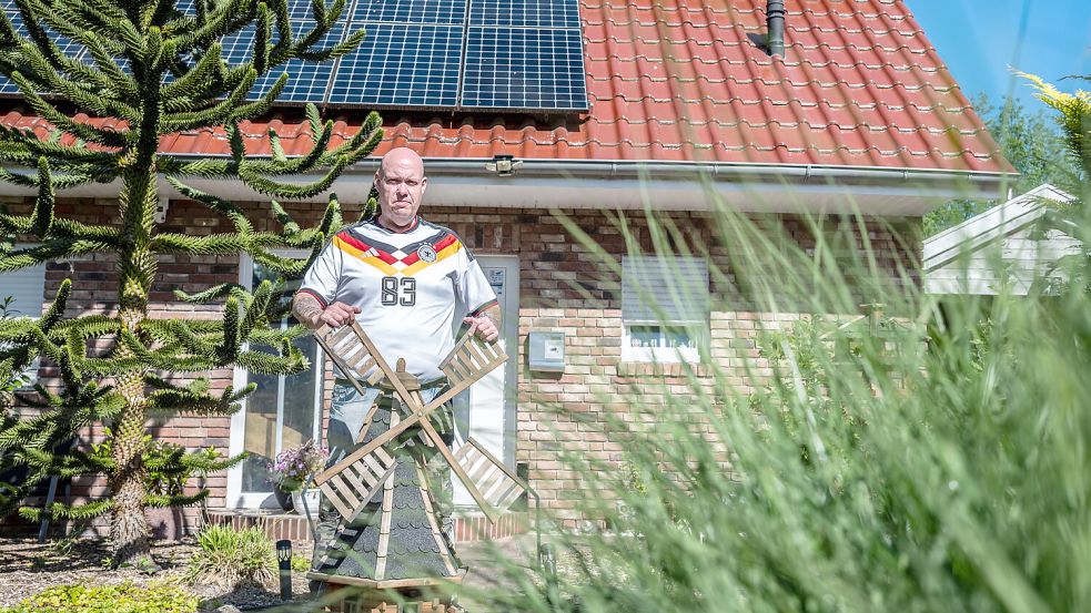 Marco Kampen steht vor seinem Haus, das er 2009 gebaut hat. Das Haus muss er noch einige Jahre abbezahlen. Foto: Klaus Ortgies