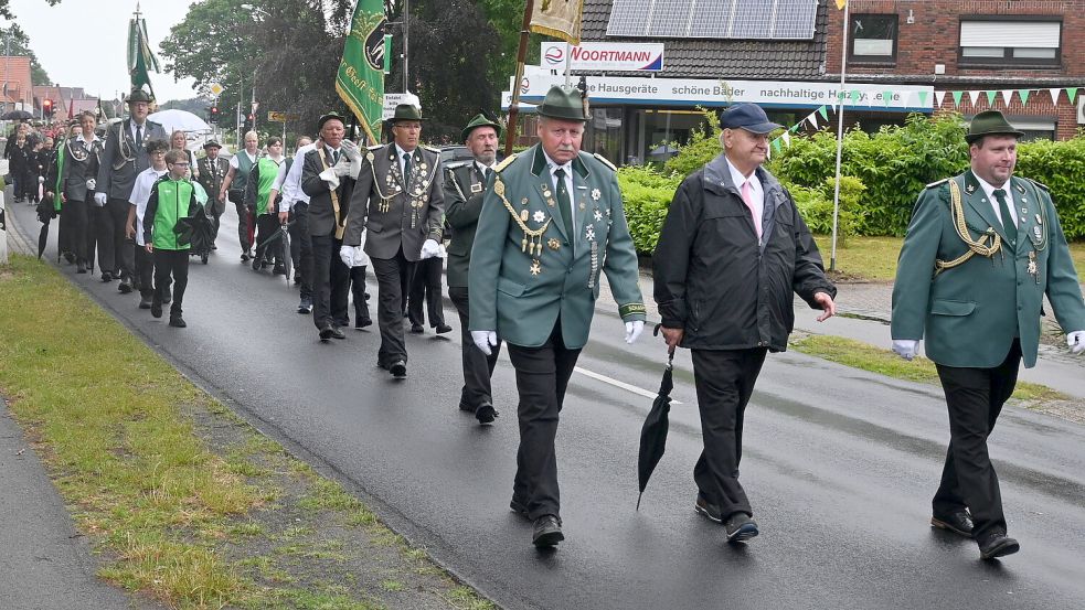 Der Umzug anlässlich des Schützenfestes führte durch Flachsmeer. Foto: Holger Weers