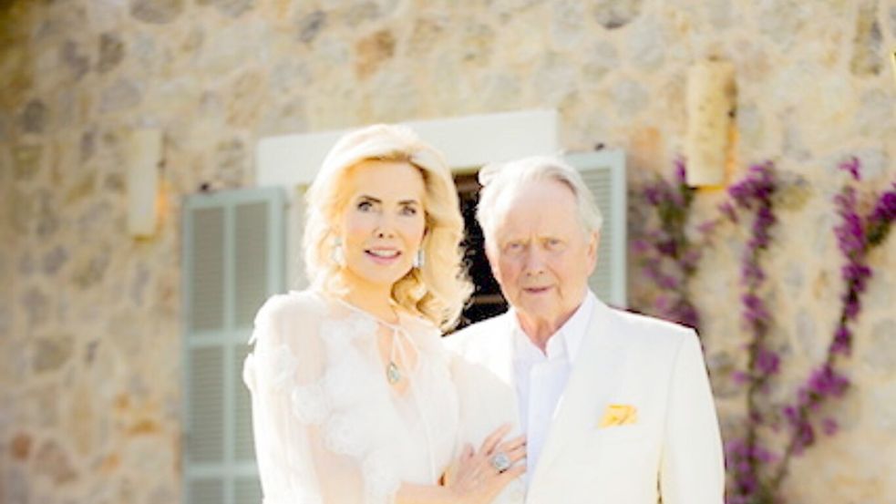 Hell gekleidet feierten die Porsches ihre Hochzeit auf Mallorca. Foto: Privat/dpa