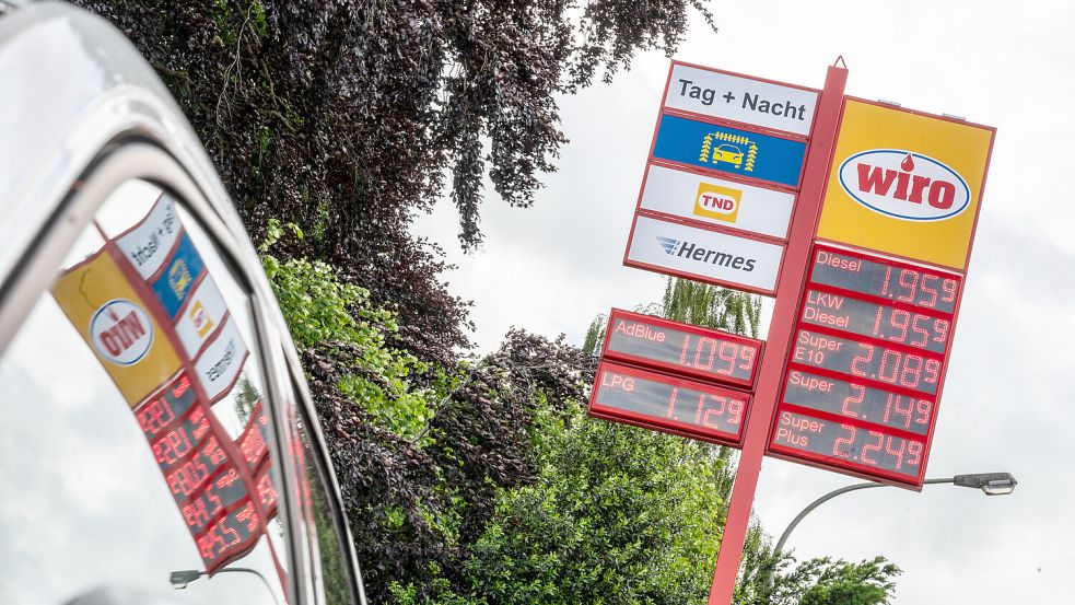 Um 12 Uhr tut sich eine Menge bei den Spritpreisen in Leer. Foto: Klaus Ortgies