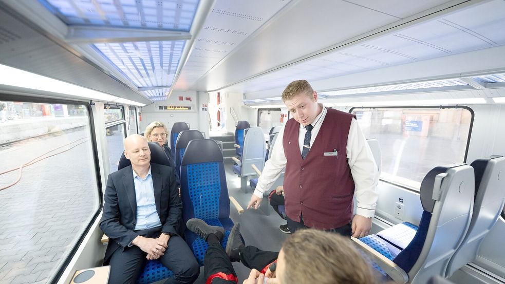 Bei einem Deeskalationstraining lernen Mitarbeiterinnen und Mitarbeiter den richtigen Umgang mit gefährlichen Situationen. Harmen van Zijderveld (links) besuchte das Training. Foto: Florian Wiegand