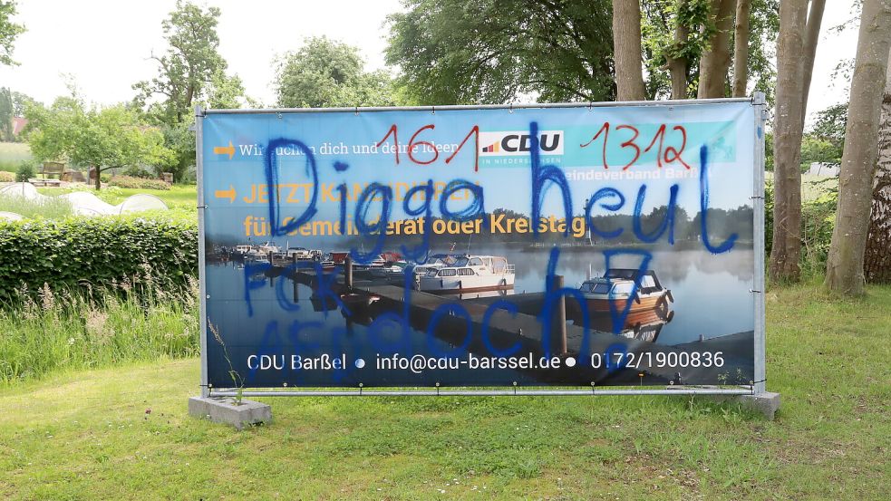 In Harkebrügge haben Unbekannte ein CDU-Banner an der Bushaltestelle bei der Kirche beschmiert. Foto: Hans Passmann