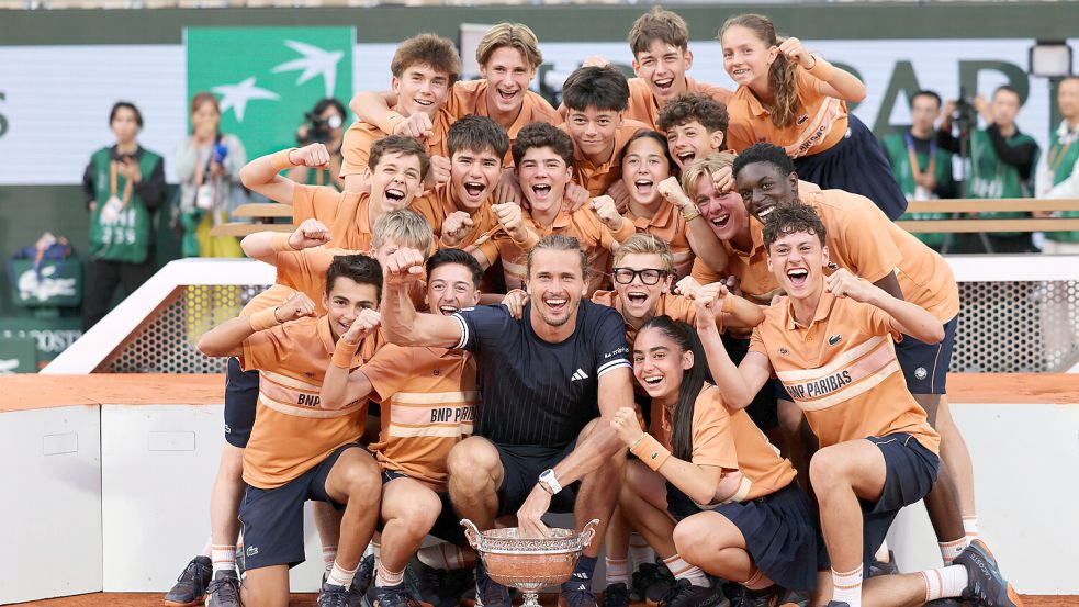 Alexander Zverev feierte seinen Sieg in Paris mit den Balljungen und Ballmädchen von Roland Garros. Foto: IMAGO/Xinhua