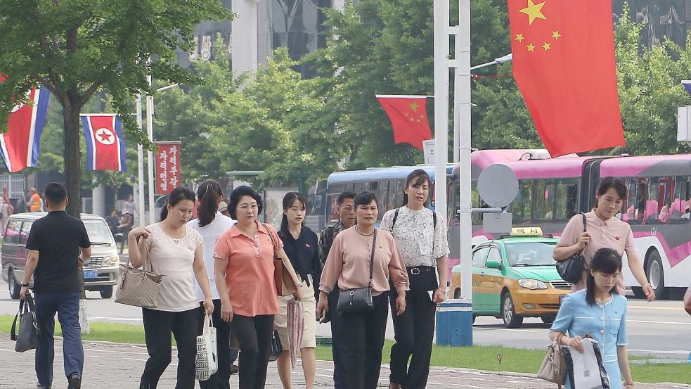 In der nordkoreanischen Hauptstadt Pjöngjang wurden anlässlich des Staatsbesuchs Fahnen von Nordkorea und China aufgehängt. Foto: Cha Song Ho