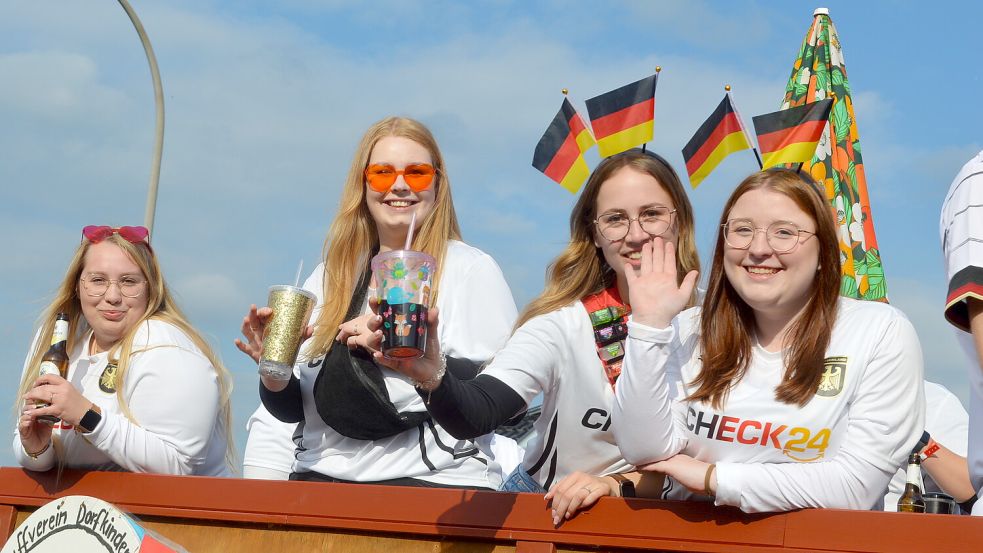 Bunte Wagen und viele Zuschauer: Flachsmeer feiert wieder Löschparade. Foto: Holger Weers