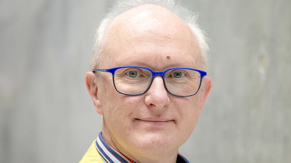 Der Friesoyther Kirchenmusiker Heinrich Deboi bereitet das Chorkonzert in Ramsloh mit vor. Mit einem Schlagergottesdiensten stößt er auf offene Ohren. Foto: Christof Haverkamp