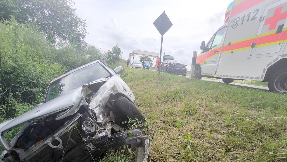 Ein Mercedes landete schwer beschädigt im Graben. Foto: Daniel Grüneke