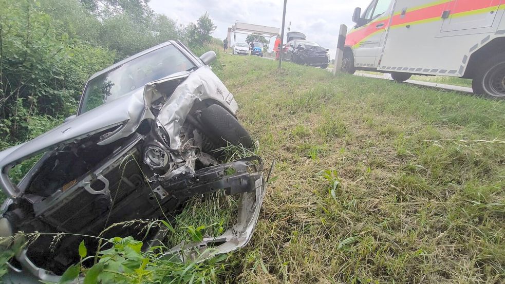 Der Mercedes landete schwer beschädigt im Graben. Fotos: Daniel Grüneke