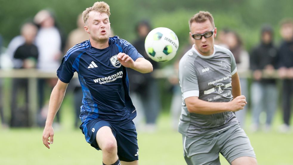 Der TSV Ostrhauderfehn (links Nils Fennen) führte im Endspiel gegen Norden-Norddeich für rund 40 Spielminuten. Am Ende gab es eine Niederlage per Elfmeterschießen. Foto: Jens Doden, Emden