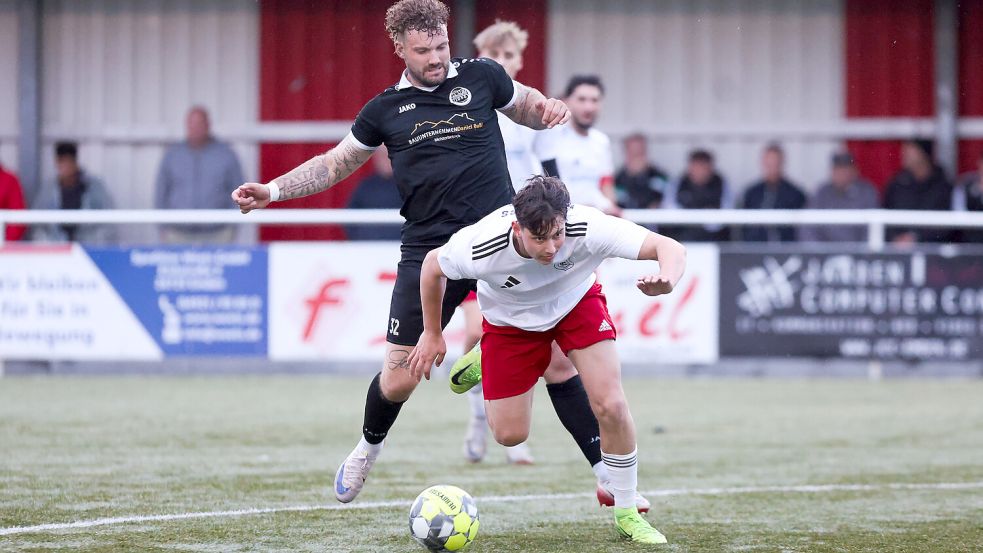 Der Abstieg von Rot-Weiß/Kickers Emden II (vorne) stand eigentlich schon fest. Nun könnten die Emder nächste Saison doch noch in der Ostfrieslandliga verbleiben. Und das, obwohl sie die Relegation als Letzter abschließen. Großheide (hinten) und Neermoor treten Mittwoch in einem entscheidenden Spiel gegeneinander an. Foto: Jens Doden/Emden