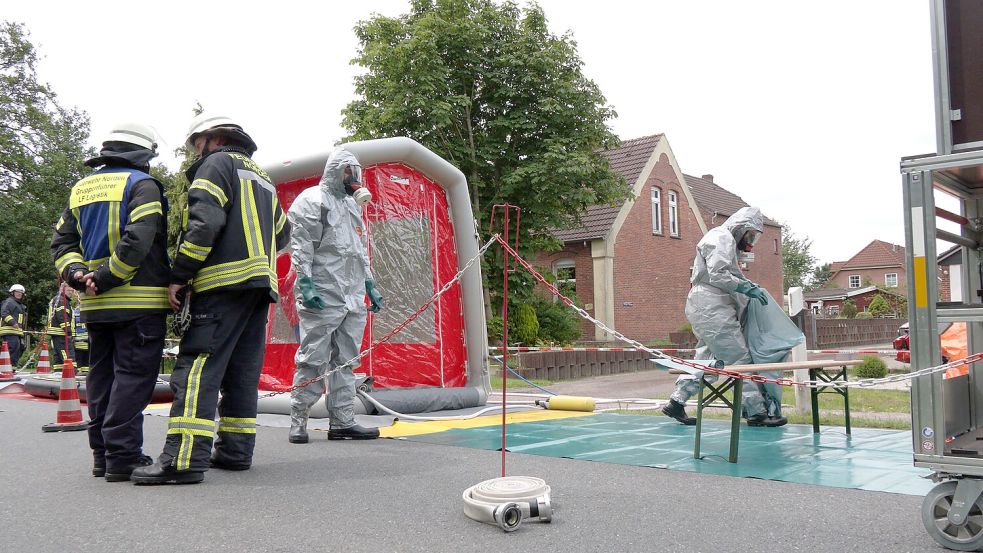 Einsatzkräfte mit Schutzanzügen untersuchten am 8. Juni 2026 in einem Wohnhaus in Hage eine ätzende Substanz. Foto: Nonstopp-News