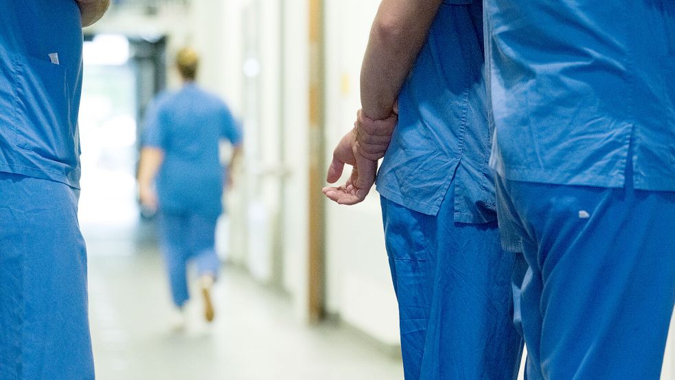 Personal eines Krankenhauses steht auf dem Flur. Symbolfoto: Stefan Sauer/dpa